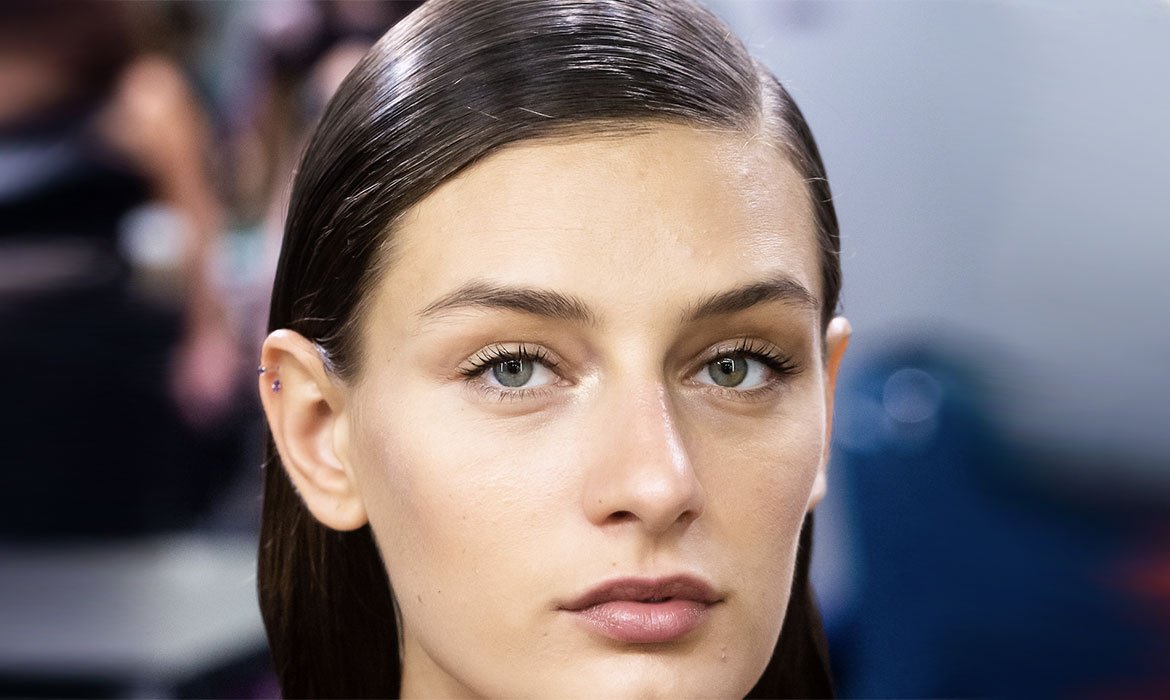 Un peinado que se llevará muchísimo en 2021 consiste en hacerte la raya muy marcada. Clávalo con un wet hair utilizando el Sérum Stop Frizz y la Laca Elnett de L’Oréal Paris. ¡Encrespamiento y descontrol aplacados!